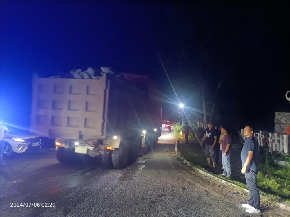 同舟战风雨，共济见“农”情” 岳农集团17000吨块石驰援华容防汛一线 并助力汨罗、平江、临湘等地灾后重建